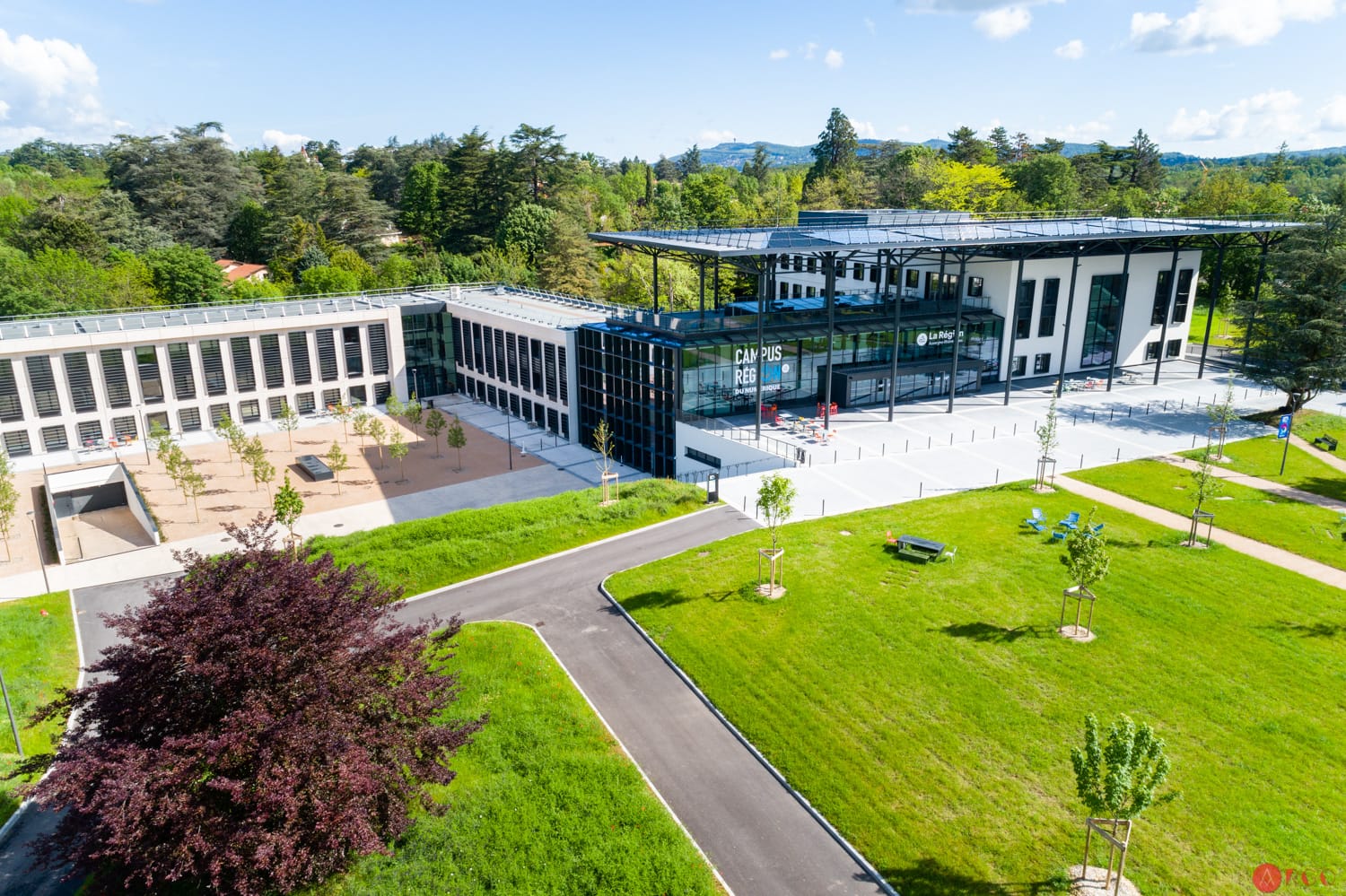 Le Campus Région du numérique dans son parc, vu du ciel